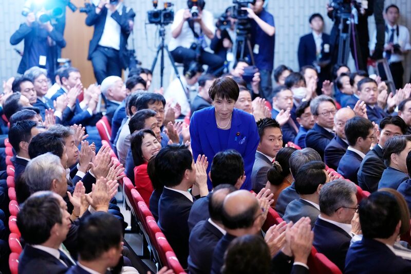 Sanae Takaichi, en el centro, se inclina después de la elección del liderazgo del partido en la sede del partido en Tokio, Japón, el 4 de octubre. Foto: Toru Hanai/Bloomberg Sanae Takaichi, en el centro, se inclina después de la elección del liderazgo del partido en la sede del partido en Tokio, Japón, el 4 de octubre. Foto: Toru Hanai/Bloomberg