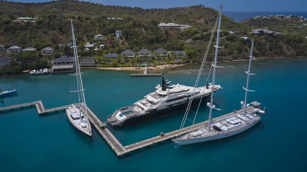 Superyate ruso abandonado será subastado tras levantamiento de sanciones Superyate ruso abandonado será subastado tras levantamiento de sanciones