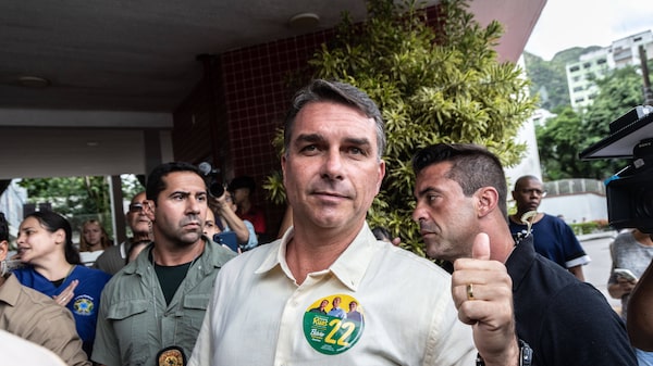 Flávio Bolsonaro tiene 48,2% en conteo de votos y Lula se acerca con 43,8% en elección de Brasil Flávio Bolsonaro tiene 48,2% en conteo de votos y Lula se acerca con 43,8% en elección de Brasil