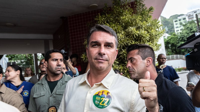 Flávio Bolsonaro toma ventaja inicial sobre Lula en la elección presidencial de Brasil Flávio Bolsonaro toma ventaja inicial sobre Lula en la elección presidencial de Brasil