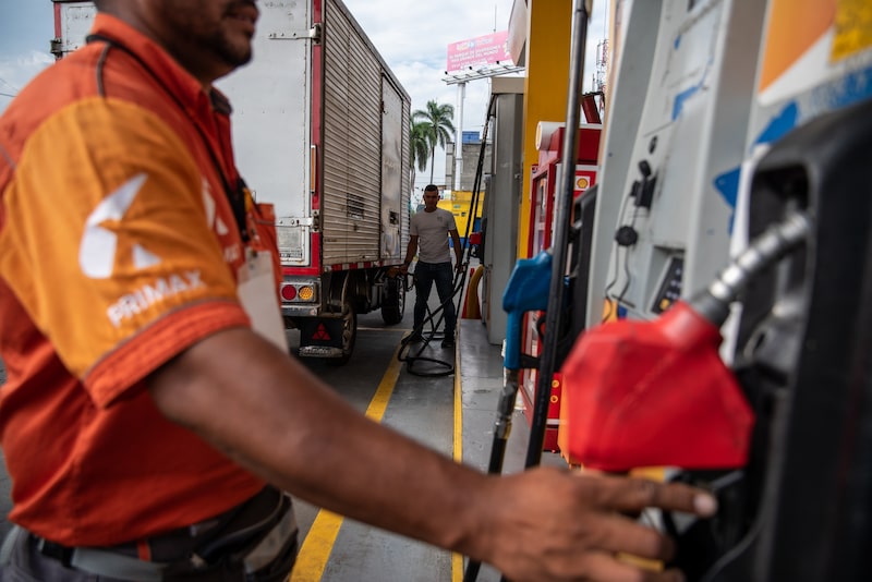 En la foto, empleados en una gasolinera en Cali, Colombia. Fotógrafo: Jair F. Coll/Bloomberg. En la foto, empleados en una gasolinera en Cali, Colombia. Fotógrafo: Jair F. Coll/Bloomberg.