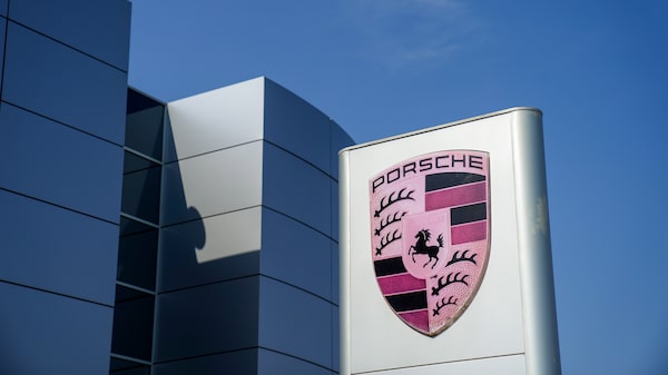 Porsche aumenta sus ganancias por ventas de vehículos más caros y mantiene sus previsiones Porsche aumenta sus ganancias por ventas de vehículos más caros y mantiene sus previsiones