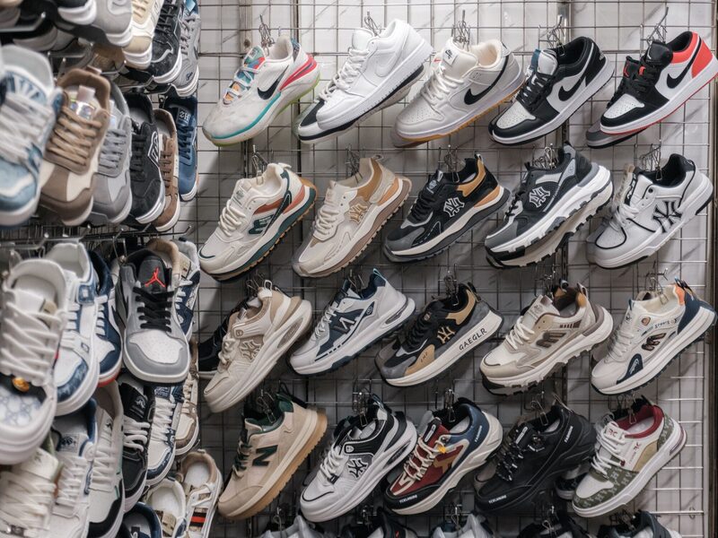 Tênis das marcas Nike e MLB à venda em uma barraca em Hanói, Vietnã em 12 de abril de 2025. Tênis das marcas Nike e MLB à venda em uma barraca em Hanói, Vietnã em 12 de abril de 2025.