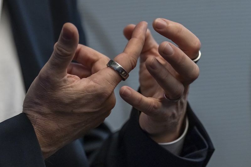 El CEO de Oura, Tom Hale, luce un anillo Oura durante una entrevista en San Francisco. Fotógrafo: David Paul Morris/Bloomberg. El CEO de Oura, Tom Hale, luce un anillo Oura durante una entrevista en San Francisco. Fotógrafo: David Paul Morris/Bloomberg.