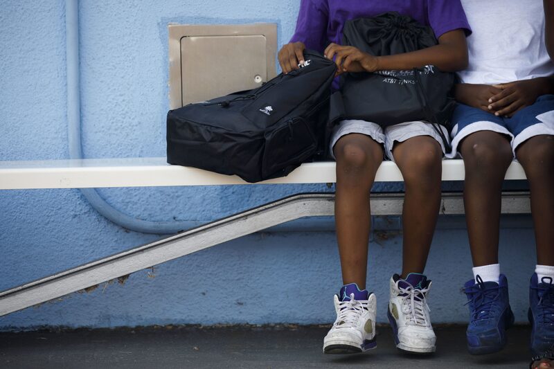 Un estudiante sostiene mochilas durante un evento de distribución de material escolar en la escuela primaria Compton Avenue en Los Ángeles, California, Estados Unidos, el miércoles 19 de agosto de 2020. Fotógrafo: Patrick T. Fallon/Bloomberg Un estudiante sostiene mochilas durante un evento de distribución de material escolar en la escuela primaria Compton Avenue en Los Ángeles, California, Estados Unidos, el miércoles 19 de agosto de 2020. Fotógrafo: Patrick T. Fallon/Bloomberg