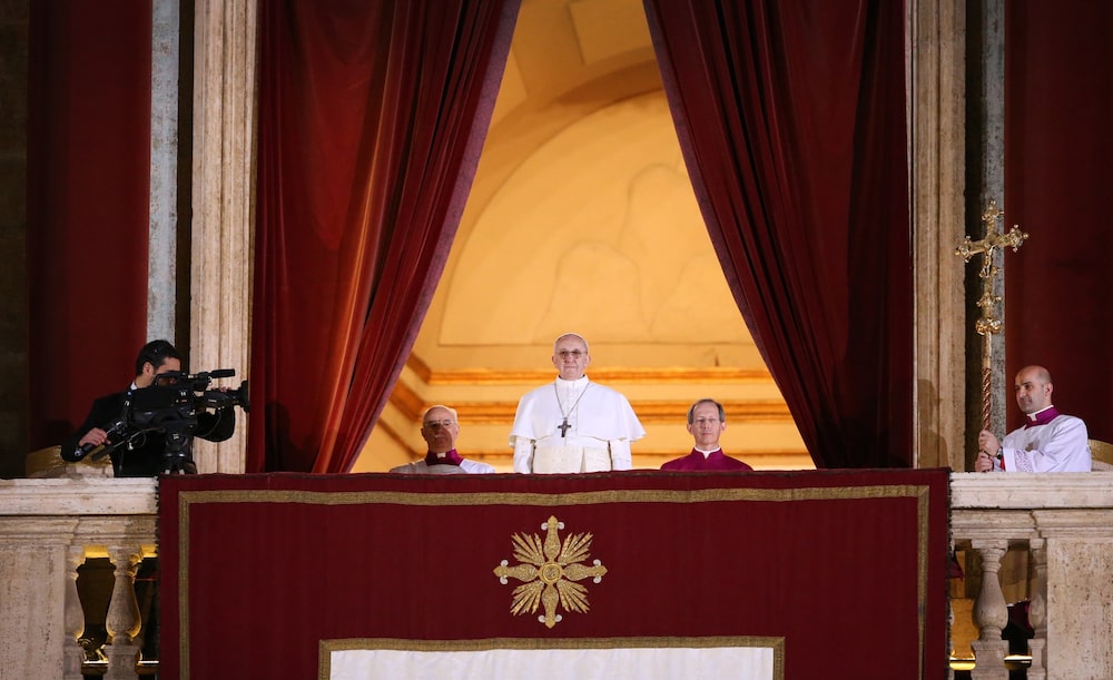 O Papa Francisco, recém-eleito, na sacada central da Basílica de São Pedro em 13 de março de 2013 (Foto.Fotógrafo: Peter Macdiarmid/Getty Images) O Papa Francisco, recém-eleito, na sacada central da Basílica de São Pedro em 13 de março de 2013 (Foto.Fotógrafo: Peter Macdiarmid/Getty Images)
