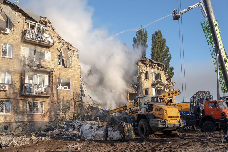 Trabajadores de los servicios de emergencia en el lugar de un ataque aéreo ruso contra un edificio residencial en Kiev el 28 de agosto. Trabajadores de los servicios de emergencia en el lugar de un ataque aéreo ruso contra un edificio residencial en Kiev el 28 de agosto.
