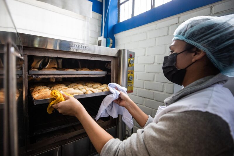 El Gobierno peruano envió la observación a la ley que había aprobado el Congreso porque su costo iba a llegar a 3.800 millones de soles e incluía a muchos más alimentos de los que se encuentran en la canasta básica familiar de Perú. El Gobierno peruano envió la observación a la ley que había aprobado el Congreso porque su costo iba a llegar a 3.800 millones de soles e incluía a muchos más alimentos de los que se encuentran en la canasta básica familiar de Perú.