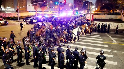 Protestos se espalham para NY e Chicago depois de Los Angeles impor toque de recolher Protestos se espalham para NY e Chicago depois de Los Angeles impor toque de recolher