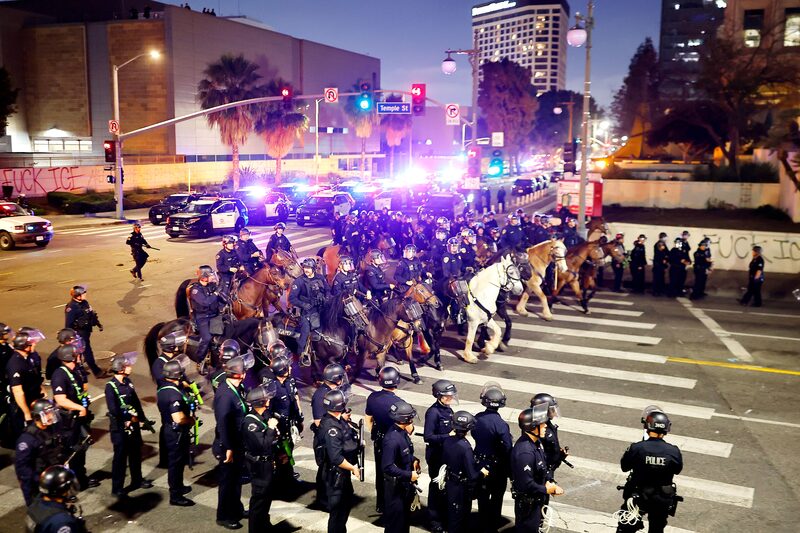 Pelo menos 400 pessoas foram presas na região metropolitana de Los Angeles desde o fim de semana. (Foto: Mario Tama/Getty Images) Pelo menos 400 pessoas foram presas na região metropolitana de Los Angeles desde o fim de semana. (Foto: Mario Tama/Getty Images)