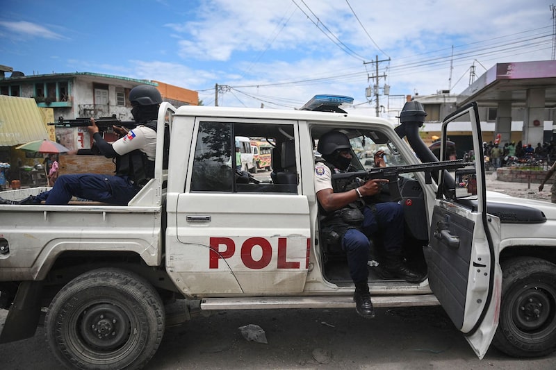 Policía patrullando en el centro de Puerto Príncipe, Haití. Policía patrullando en el centro de Puerto Príncipe, Haití.