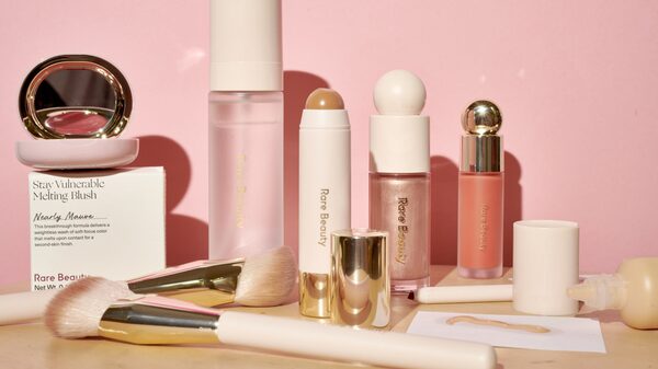 Cómo Selena Gómez construyó la marca de belleza favorita de TikTok Cómo Selena Gómez construyó la marca de belleza favorita de TikTok