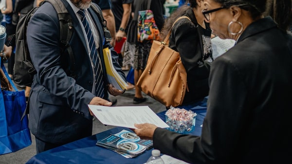 Solicitudes de subsidio de desempleo en EE.UU. caen a 199.000 durante la semana de Navidad Solicitudes de subsidio de desempleo en EE.UU. caen a 199.000 durante la semana de Navidad