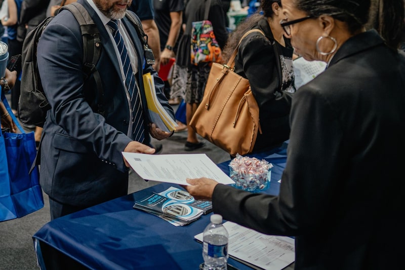 En la imagen, reclutadores y solicitantes de empleo, durante una feria de empleo en Chicago. En la imagen, reclutadores y solicitantes de empleo, durante una feria de empleo en Chicago.