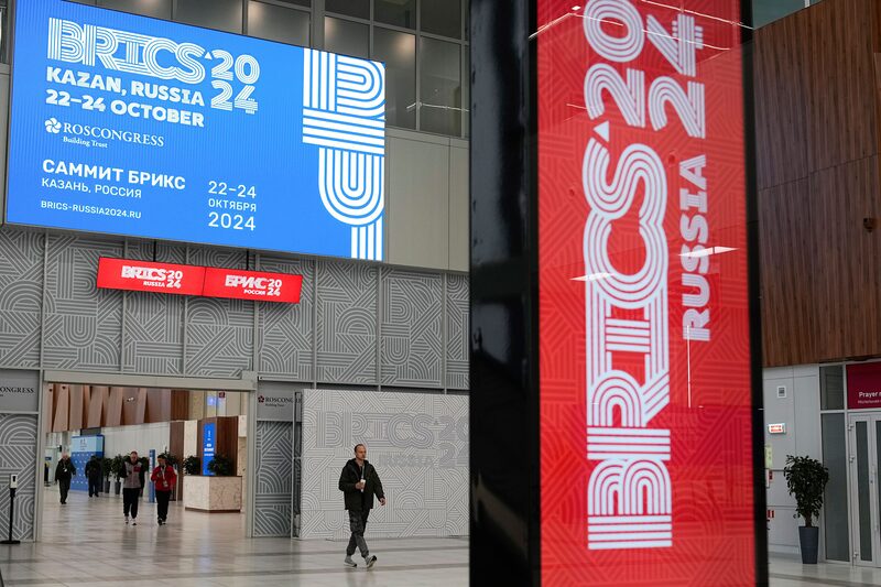 Funcionarios rusos sugieren sacar la tarjeta bancaria Mir, de fabricación nacional, y dan instrucciones para obtener una, incluso en el aeropuerto de Kazán, que acoge la reunión de los BRICS. Funcionarios rusos sugieren sacar la tarjeta bancaria Mir, de fabricación nacional, y dan instrucciones para obtener una, incluso en el aeropuerto de Kazán, que acoge la reunión de los BRICS.