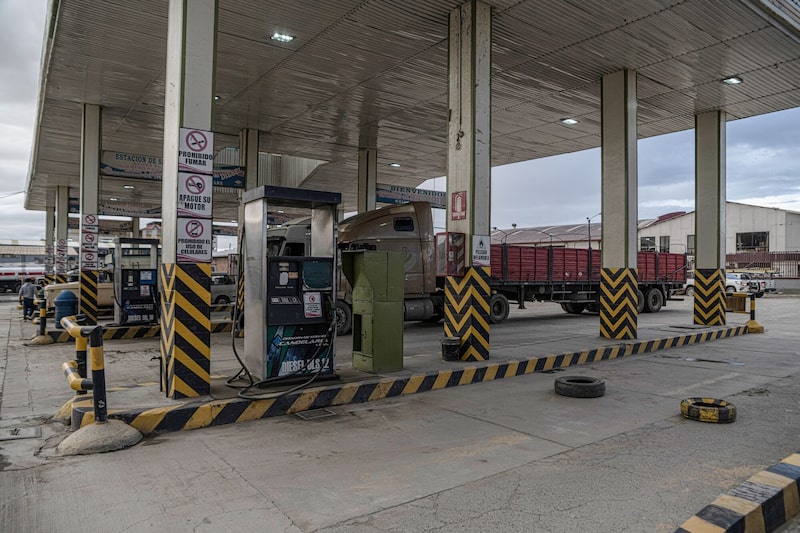 Clientes esperan para reabastecer sus vehículos en una estación de servicio de Yacimientos Petrolíferos Fiscales Bolivianos (YPFB) en El Alto, Bolivia. Clientes esperan para reabastecer sus vehículos en una estación de servicio de Yacimientos Petrolíferos Fiscales Bolivianos (YPFB) en El Alto, Bolivia.