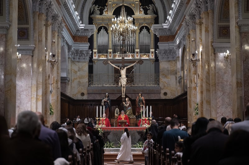 Cristianos asisten al servicio religioso en el Monasterio del Santo Salvador para celebrar el Domingo de Ramos, una de las festividades más importantes del mundo cristiano, que conmemora la entrada triunfal de Cristo en Jerusalén Este el 29 de marzo de 2026. Foto: Mostafa Alkharouf/Anadolu via Getty Images. Cristianos asisten al servicio religioso en el Monasterio del Santo Salvador para celebrar el Domingo de Ramos, una de las festividades más importantes del mundo cristiano, que conmemora la entrada triunfal de Cristo en Jerusalén Este el 29 de marzo de 2026. Foto: Mostafa Alkharouf/Anadolu via Getty Images.