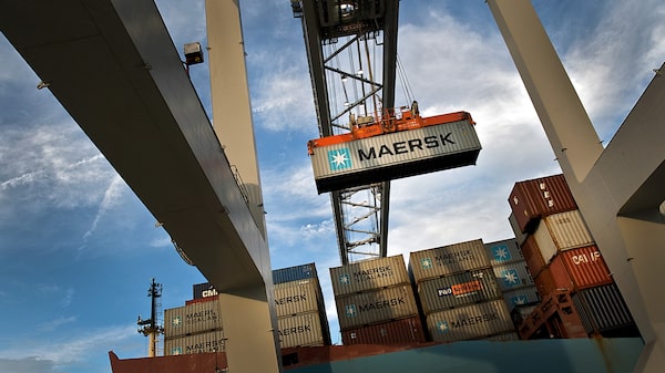 Maersk pede retirada de cargas em portos dos EUA para evitar possível greve Maersk pede retirada de cargas em portos dos EUA para evitar possível greve