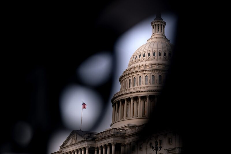 Una bandera estadounidense frente al edificio del Capitolio de Estados Unidos en Washington, D.C., Estados Unidos, el martes 27 de abril de 2021. Una bandera estadounidense frente al edificio del Capitolio de Estados Unidos en Washington, D.C., Estados Unidos, el martes 27 de abril de 2021.