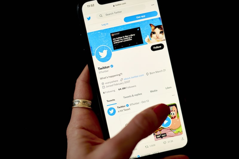 Una verificación azul en la página de Twitter Inc. en un smartphone arreglado en el barrio de Brooklyn de Nueva York, EE.UU., el lunes 7 de noviembre de 2022. Fotógrafo: Gabby Jones/Bloomberg Una verificación azul en la página de Twitter Inc. en un smartphone arreglado en el barrio de Brooklyn de Nueva York, EE.UU., el lunes 7 de noviembre de 2022. Fotógrafo: Gabby Jones/Bloomberg