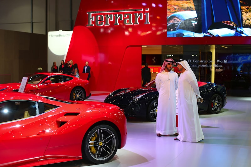 Os Emirados Árabes Unidos criaram o hábito de leiloar para caridade placas usadas pelos ultrarricos para mostrar seu status e riqueza Os Emirados Árabes Unidos criaram o hábito de leiloar para caridade placas usadas pelos ultrarricos para mostrar seu status e riqueza