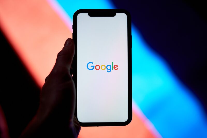 El logotipo de Google en un smartphone. El logotipo de Google en un smartphone.