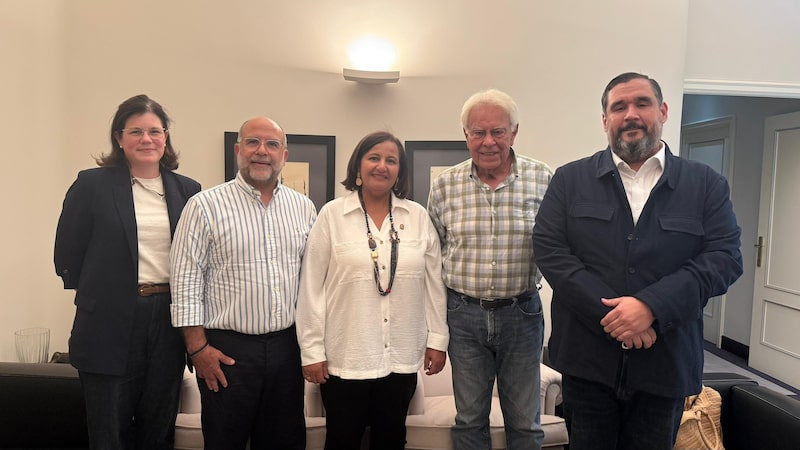 Parte de la delegación opositora junto a Felipe González, presidente del Gobierno de España entre 1982-1996. Parte de la delegación opositora junto a Felipe González, presidente del Gobierno de España entre 1982-1996.