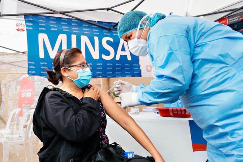 En Perú convocan desde hoy a quienes tienen de 30 años a más a vacunarse contra el Covid-19. En Perú convocan desde hoy a quienes tienen de 30 años a más a vacunarse contra el Covid-19.