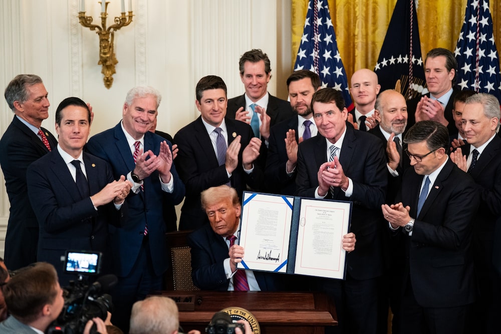 El presidente de Estados Unidos, Donald Trump, muestra el proyecto de ley firmado durante la ceremonia de firma de la Ley GENIUS en el Salón Este de la Casa Blanca, en Washington, en 2025. Foto: Al Drago/Bloomberg El presidente de Estados Unidos, Donald Trump, muestra el proyecto de ley firmado durante la ceremonia de firma de la Ley GENIUS en el Salón Este de la Casa Blanca, en Washington, en 2025. Foto: Al Drago/Bloomberg