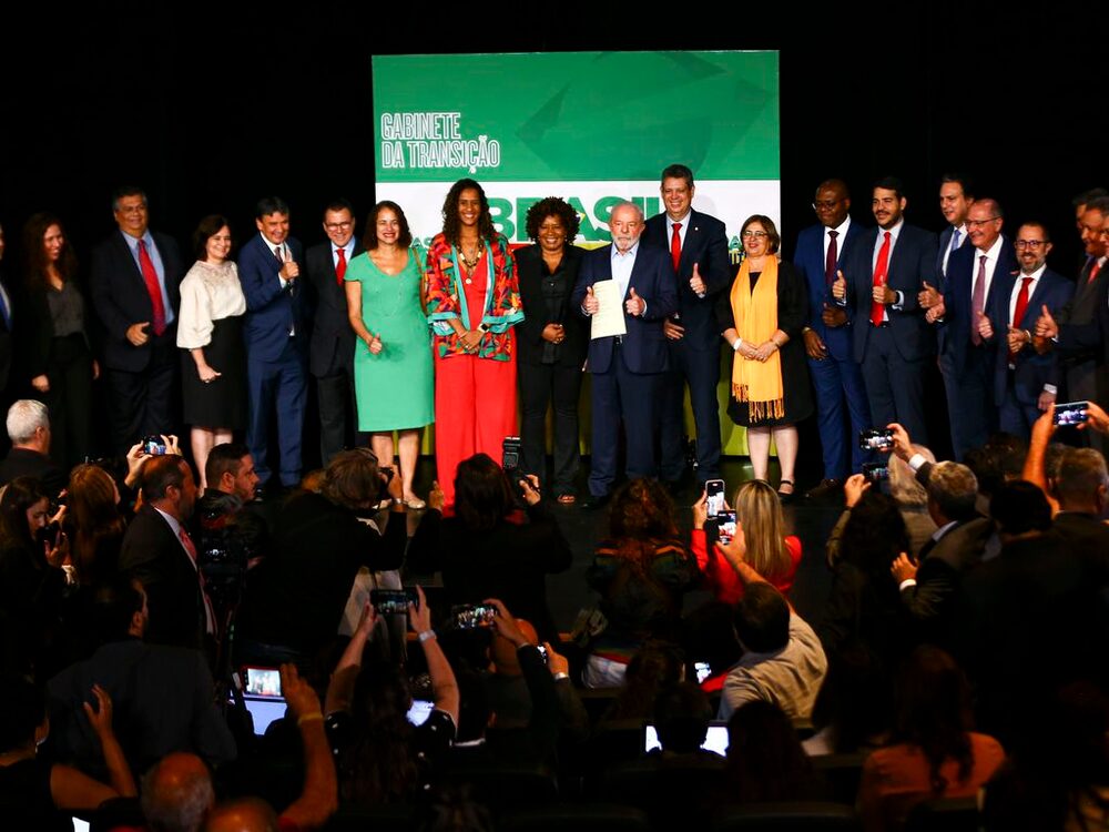 O presidente eleito, Luiz Inácio Lula da Silva, anuncia novos ministros que comporão o governo. O presidente eleito, Luiz Inácio Lula da Silva, anuncia novos ministros que comporão o governo.