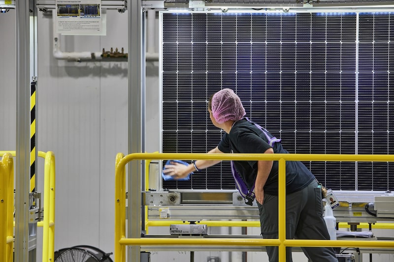 Un técnico examina un panel solar terminado durante el control de calidad en una planta de fabricación de White, Georgia. Fotógrafo: Matt Odom/Bloomberg Un técnico examina un panel solar terminado durante el control de calidad en una planta de fabricación de White, Georgia. Fotógrafo: Matt Odom/Bloomberg