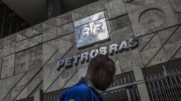 Despido de CEO de Petrobras aumenta temores por subsidios a los combustibles Despido de CEO de Petrobras aumenta temores por subsidios a los combustibles