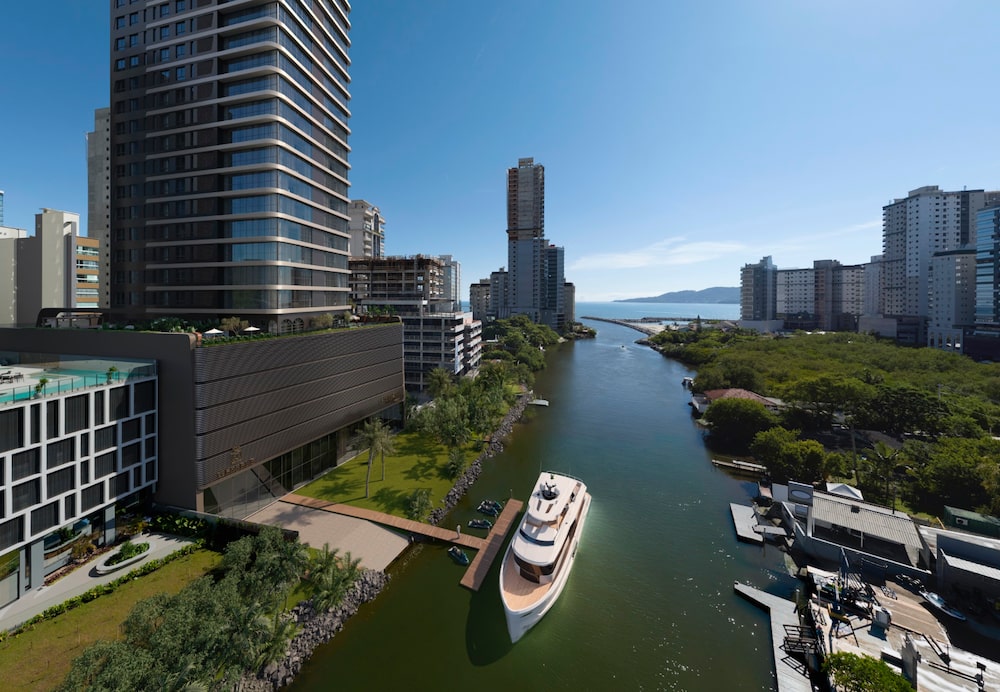 Simulação do Charles II Yacht Royal Home by OKEAN mostra a garagem náutica privativa com acesso direto ao canal, em Itapema (SC), onde moradores poderão atracar o próprio iate a poucos metros do apartamento Simulação do Charles II Yacht Royal Home by OKEAN mostra a garagem náutica privativa com acesso direto ao canal, em Itapema (SC), onde moradores poderão atracar o próprio iate a poucos metros do apartamento