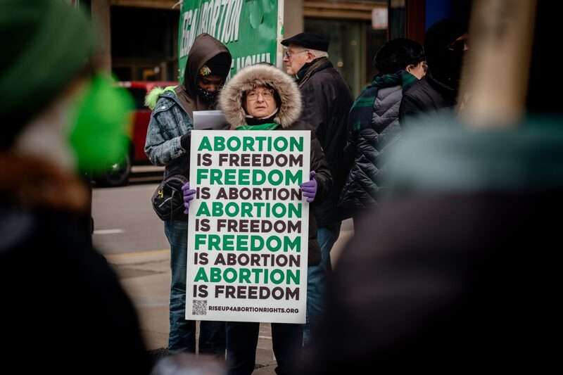 Mientras tanto, un juez federal de Texas anuló la aprobación de la mifepristona por parte de la FDA, que había durado décadas. Mientras tanto, un juez federal de Texas anuló la aprobación de la mifepristona por parte de la FDA, que había durado décadas.