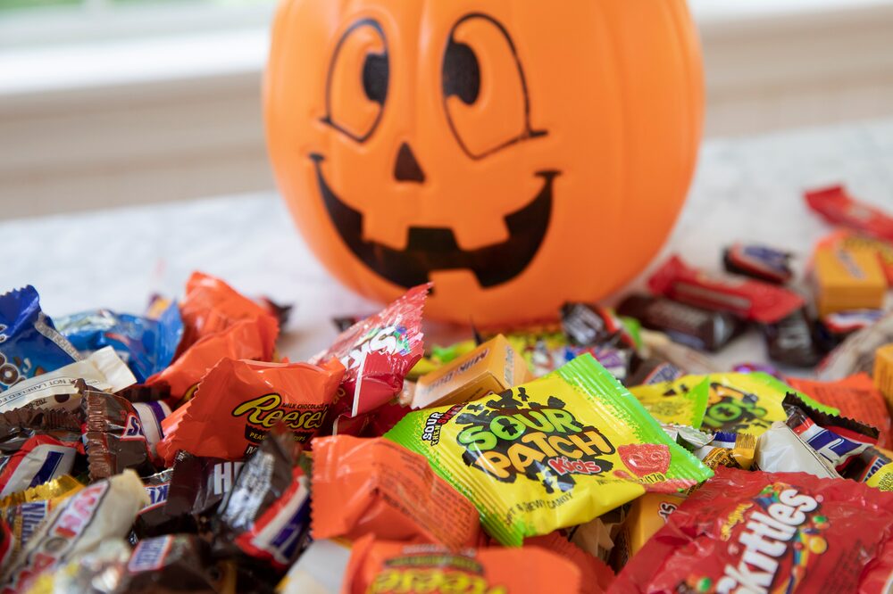 En Halloween se acostumbra pedir dulces en los hogares de Estados Unidos.  En Halloween se acostumbra pedir dulces en los hogares de Estados Unidos.