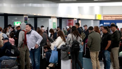 Visitantes en México enfrentan caos en los viajes tras la muerte del líder del CJNG Visitantes en México enfrentan caos en los viajes tras la muerte del líder del CJNG