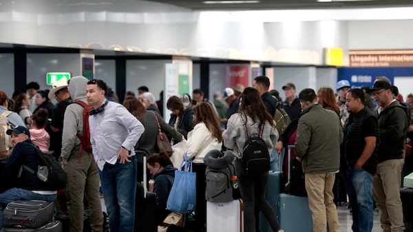 Visitantes en México enfrentan caos en los viajes tras la muerte del líder del CJNG Visitantes en México enfrentan caos en los viajes tras la muerte del líder del CJNG