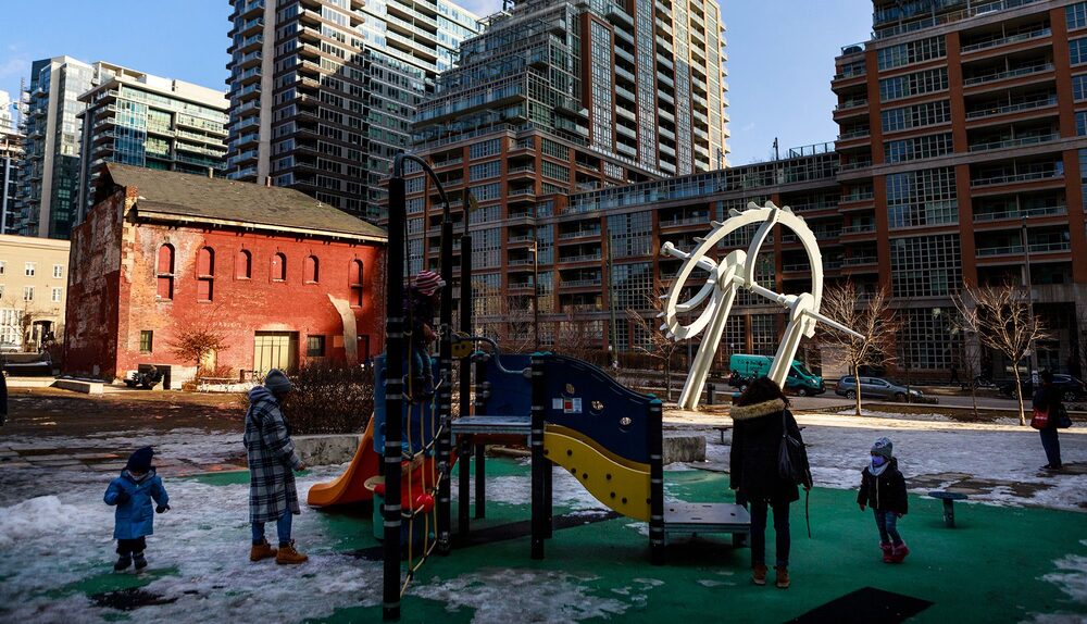 Un parque infantil en el barrio de Liberty Village, en Toronto, una ciudad que pronto podría tener la atención infantil nacionalizada. Fotógrafa: Annie Sakkab/Bloomberg Un parque infantil en el barrio de Liberty Village, en Toronto, una ciudad que pronto podría tener la atención infantil nacionalizada. Fotógrafa: Annie Sakkab/Bloomberg