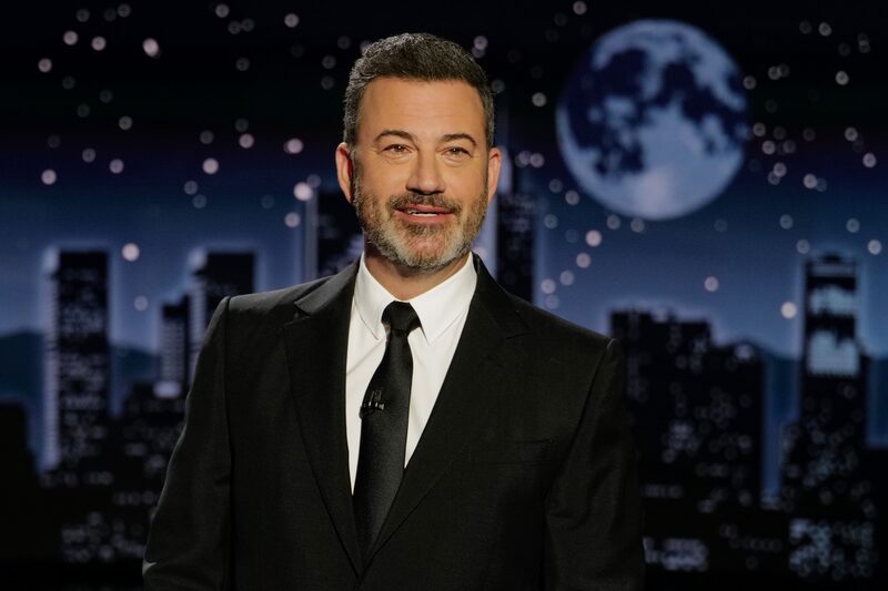 Apresentador defendeu a sátira política como uma forma importante de liberdade de expressão, e disse que o esforço do presidente para tirá-lo do ar violava a Constituição dos EUA. (Foto: Randy Holmes/ABC via Getty Images)
JIMMY KIMMEL Apresentador defendeu a sátira política como uma forma importante de liberdade de expressão, e disse que o esforço do presidente para tirá-lo do ar violava a Constituição dos EUA. (Foto: Randy Holmes/ABC via Getty Images)
JIMMY KIMMEL