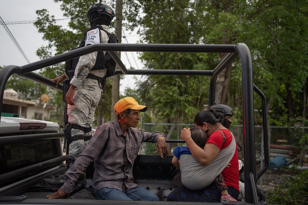 El Ejército y la Guardia Nacional de México evacúan a los residentes de los vecindarios antes de que el huracán Beryl toque tierra en Tulum, estado de Quintana Roo, México, el jueves 4 de julio de 2024. El Ejército y la Guardia Nacional de México evacúan a los residentes de los vecindarios antes de que el huracán Beryl toque tierra en Tulum, estado de Quintana Roo, México, el jueves 4 de julio de 2024.