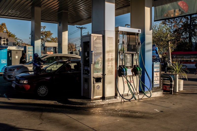 Conductores repostan sus vehículos en una gasolinera en Santiago de Chile. Fotógrafo: Cristóbal Olivares/Bloomberg. Conductores repostan sus vehículos en una gasolinera en Santiago de Chile. Fotógrafo: Cristóbal Olivares/Bloomberg.