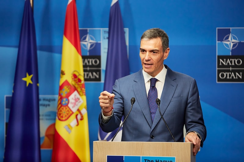 El presidente de España, Pedro Sánchez, habla con la prensa durante la cumbre de la OTAN en La Haya el 25 de junio. Fotógrafo: Pierre Crom/Getty Images El presidente de España, Pedro Sánchez, habla con la prensa durante la cumbre de la OTAN en La Haya el 25 de junio. Fotógrafo: Pierre Crom/Getty Images