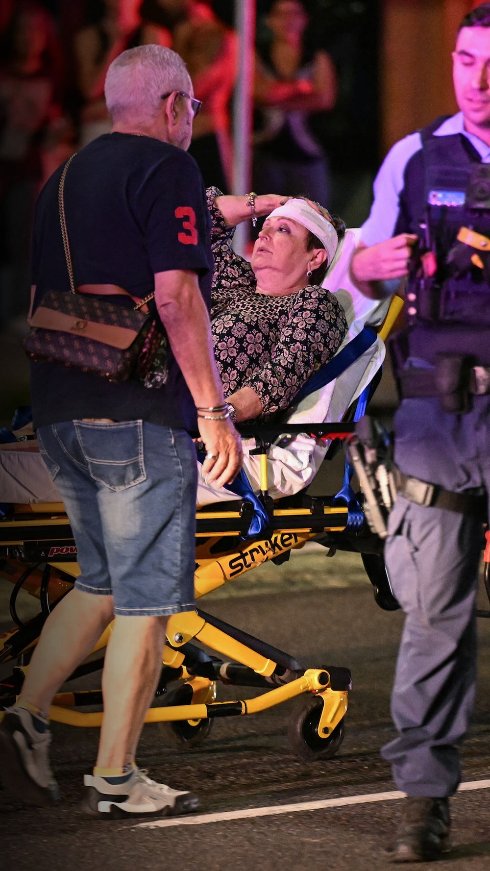 Un vídeo facilitado a Bloomberg muestra a un tirador abriendo fuego en la zona de Bondi Beach, en Sídney. Un vídeo facilitado a Bloomberg muestra a un tirador abriendo fuego en la zona de Bondi Beach, en Sídney.