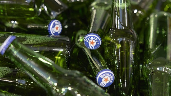 CEO da Heineken anuncia saída do cargo após queda nas vendas da cerveja reduzir lucros CEO da Heineken anuncia saída do cargo após queda nas vendas da cerveja reduzir lucros