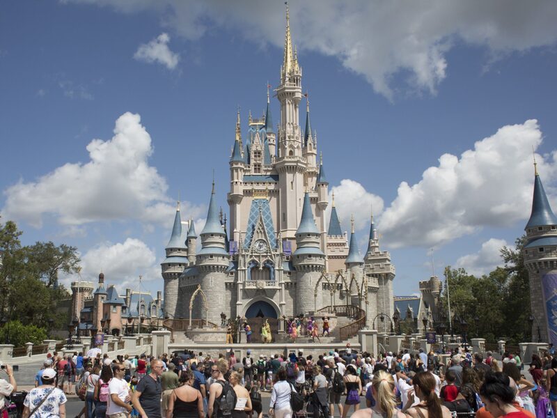 Visitantes de um dos parques da Disney na Flórida em imagem anterior à pandemia de covid Visitantes de um dos parques da Disney na Flórida em imagem anterior à pandemia de covid