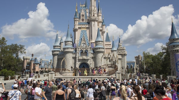 Disney demanda al gobernador de Florida: alega esfuerzo para dañar su negocio Disney demanda al gobernador de Florida: alega esfuerzo para dañar su negocio