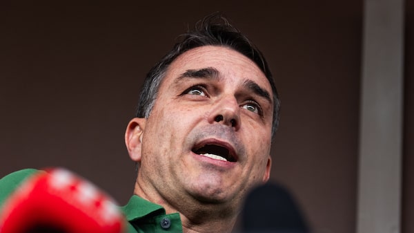 Flávio Bolsonaro y Michelle sellan una frágil tregua antes del lanzamiento de la campaña Flávio Bolsonaro y Michelle sellan una frágil tregua antes del lanzamiento de la campaña