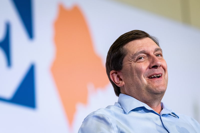 Los demócratas de Maine eligieron oficialmente el sábado al ex diputado estatal progresista Troy Jackson como su nuevo candidato al Senado de los Estados Unidos Los demócratas de Maine eligieron oficialmente el sábado al ex diputado estatal progresista Troy Jackson como su nuevo candidato al Senado de los Estados Unidos