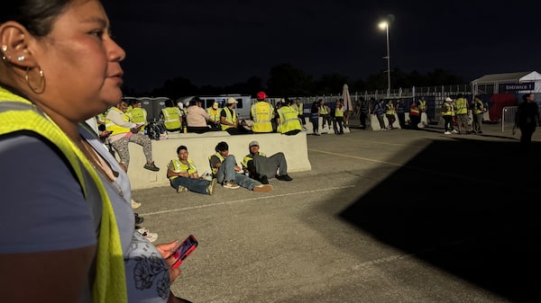 Cuando la fiesta del fútbol se acaba: los migrantes y el trabajo invisible del Mundial Cuando la fiesta del fútbol se acaba: los migrantes y el trabajo invisible del Mundial