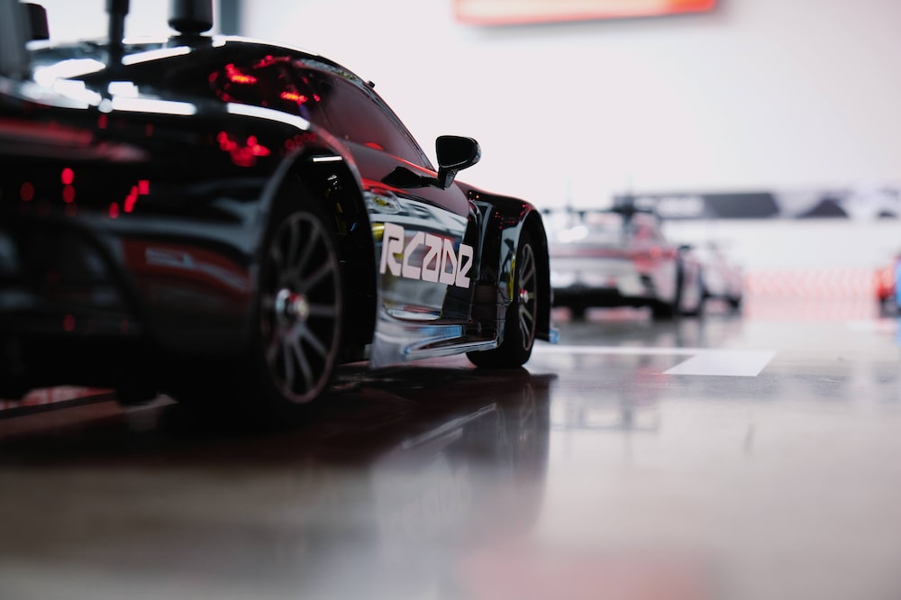 RCADE abrió en Escazú un espacio de carreras que lleva la simulación del gaming a un circuito físico con autos a escala. RCADE abrió en Escazú un espacio de carreras que lleva la simulación del gaming a un circuito físico con autos a escala.